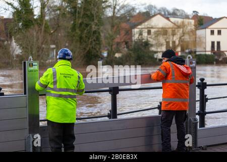 Environment Agency UK errichtet oder errichtet Hochwasserschutzanlagen auf dem River Severn in Bewdley, Großbritannien Stockfoto