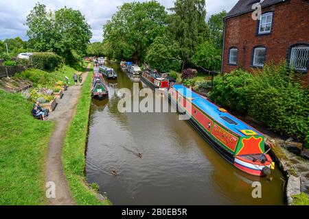 Beim Kanalfest moorierte der Blick auf die Schmalboote auf beiden Seiten des Kanals in Gnosall, Staffordshire. Stockfoto