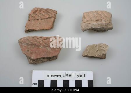 Ein Wandschard, dekoriert mit einer abgeflachten Rolle aus Ton und Kerben., Geschirr, Steingut, L 6 cm, Chalcolithium 4000-3300, Palästina Stockfoto