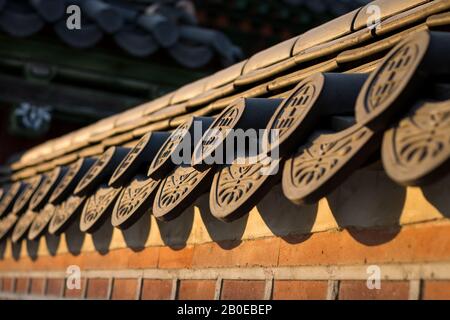 Die Überdachung eines der vielen Bauwerke im Gyeongbokgung Palace in Seoul, Südkorea Stockfoto