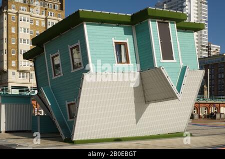 Das Hotel liegt auf der Strandpromenade von Brighton in East Sussex, England Stockfoto