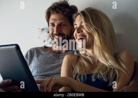 Paar Filme auf einem digitalen Tablet ansehen Stockfoto