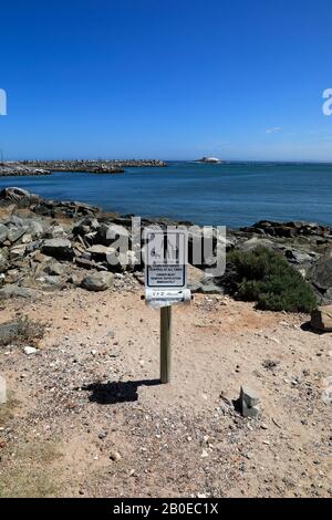 Entsorgungseinheit für Hundebeutel und Schild in der kleinen Hafenstadt Yzerfontein in der Provinz Western Cape an der Westküste Südafrikas. Stockfoto