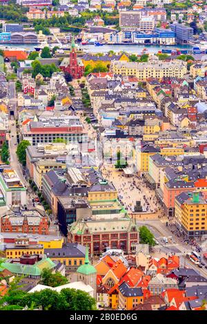 Bergen, Norwegen - 30. Juli 2018: Stadtbild mit bunten traditionellen Häusern Luftbild Stockfoto