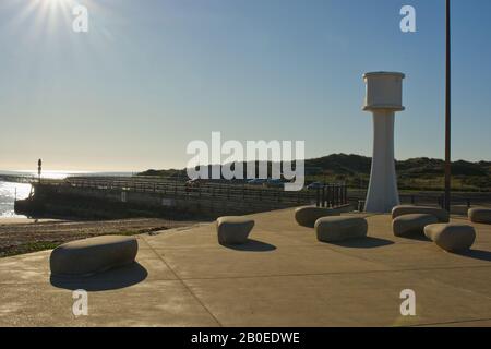 Strandpromenade an der Flussmünde von Arun, Littlehampton, West Sussex, England. Mit Leuchtturm. Stockfoto