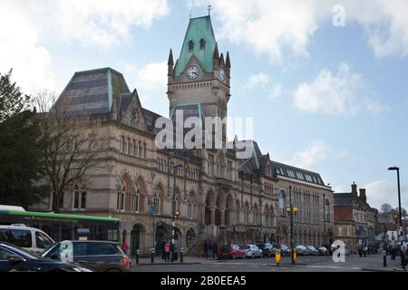 Die Guildhall in Winchester mit Autos und Menschen im Winter draußen Stockfoto