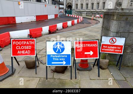 London, England, Großbritannien. Fußweg zwischen Mall und Trafalgar Square gesperrt Stockfoto