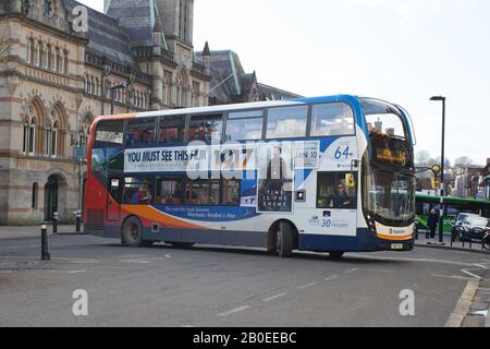 Ein Bus fährt in Winchester in die Runde, an der Seite steht eine Filmförderung Stockfoto