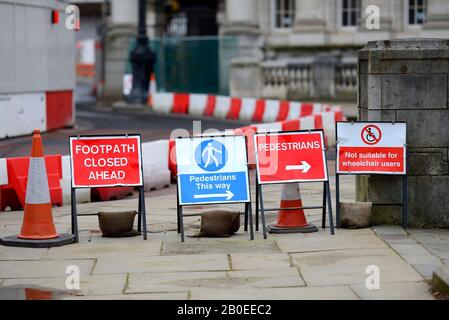 London, England, Großbritannien. Fußweg zwischen Mall und Trafalgar Square gesperrt Stockfoto