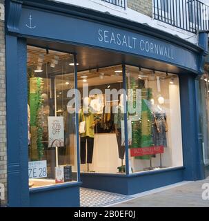 Die Ladenfront des Einzelhandelsverkaufs, Seaalt Cornwall in Winchester, Großbritannien Stockfoto