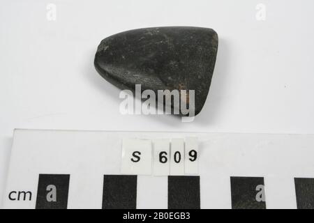 Eine keilförmige Steinaxt, weit offen zum Schnitt., Werkzeuge, Waffe, Stein, L 4,4 cm, Türkei Stockfoto