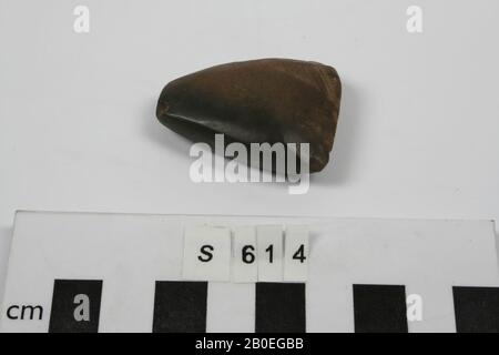 Eine keilförmige, weit zum Schnitt offene Steinaxt, Werkzeuge, Waffe, Stein, L 4,1 cm, Türkei Stockfoto