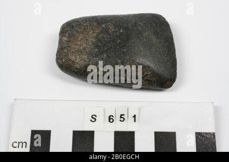 Eine keilförmige, weit zum Schnitt offene Steinaxt, Werkzeuge, Waffe, Stein, L 6,4 cm, W 4,3 cm, Stärke 1,4 cm, Türkei Stockfoto