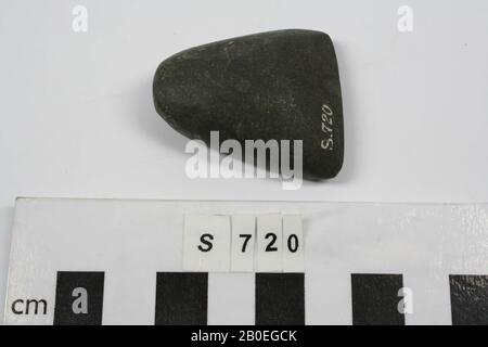 Eine keilförmige Steinaxt, weit offen zum Schnitt., Werkzeuge, Waffe, Stein, L 4,3 cm, W 3,7 cm, Stärke 1,5 cm, Türkei Stockfoto