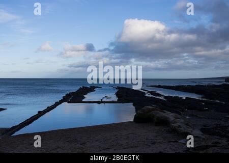 ST ANDREWS, SCHOTTLAND - 17/2/2020 - EIN melancholischer Blick über die Nordsee von Castle Sands aus Stockfoto