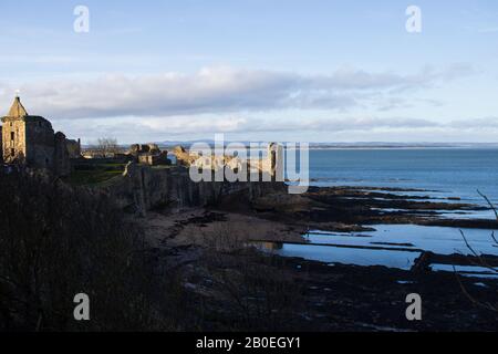 ST ANDREWS, SCHOTTLAND - 17/2/2020 - EIN Blick auf die Burg mit Schloss Sands, der unten zu sehen ist Stockfoto