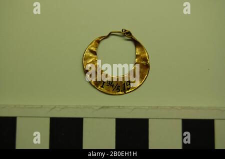 Ohrring in Form eines Halbmonds, Ohrrings, Gold, 2 x 2,1 cm, 100 Stockfoto