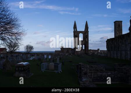 ST ANDREWS, SCHOTTLAND - 17/2/2020 - Die Kathedrale mit blauem Himmel als Kulisse Stockfoto