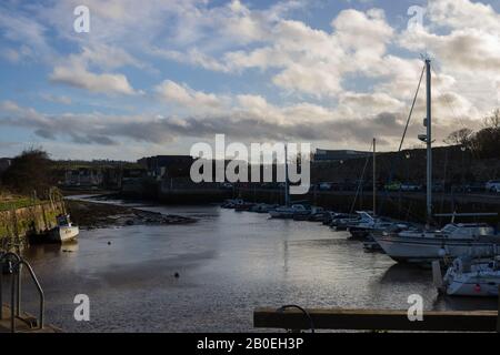 St. ANDREWS, SCHOTTLAND - 17/2/2020 - Der Hafen in St. Andrews unter dramatisch blauem Himmel Stockfoto