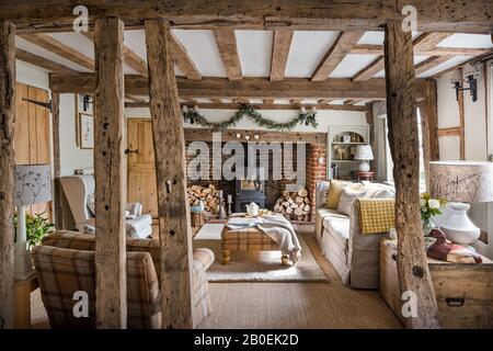 Weiße Wohnzimmer mit Sofa und Holz Brenner, Balkendecke, Wohnhaus