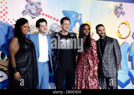 Los Angeles, Kalifornien. Februar 2020. LOS ANGELES - 12. FEBRUAR: Natasha Rothwell, Ben Schwartz, Jim Carrey, Tika Sumpter, Lee Majdoub im Special Screening "Sonic The Hedgehog" im Village Theatre am 12. Februar 2020 in Westwood, CA bei Ankünfte für SONIC THE IGEL Special Screening, Regency Village Theatre - Westwood, Los Angeles, CA 12. Februar 2020. Kredit: Priscilla Grant/Everett Collection/Alamy Live News Stockfoto