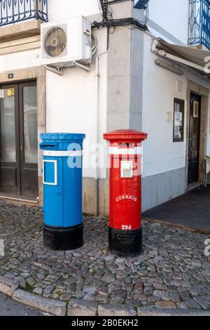 Old Cast Iron Blue Und Red Portuguese Post Office CTT Briefkästen PillarBoxen Nach britischen Gestaltet Stockfoto