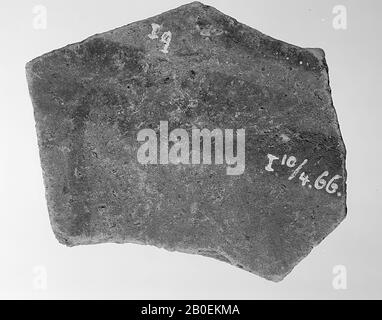 Late-Kykladen (Melian?), Handgefertigter Leichensherd oder eine große Form. Dekoration einer Blume oder einer Whorlshell FM 23 oder eines dreieckigen Bogens FM 62. Late-Kykladen (Melian?), Handgefertigter Leichensherd oder eine große Form. Blume aus Whorlshell FM 23 oder einem trikurvierten Bogen FM 62., Vase, Fragment, Keramik, prähistorische, LB, spätkykladisch, 6,1 x 7,9 cm, spätkykladisch -1400 Stockfoto