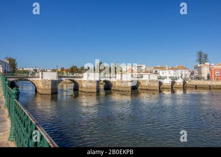 Die Römische Mittelalterbrücke Im Stadtzentrum Von Tavira Überspannt Den Fluss Gilao In Tavira An Der Algarve Portugal Stockfoto