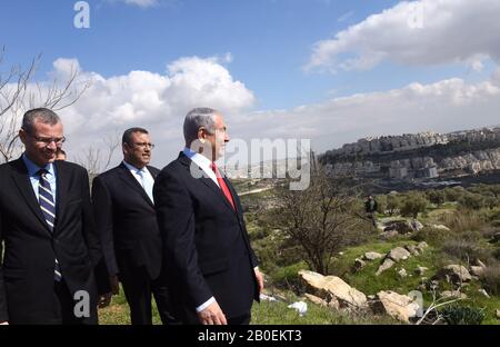 Har Homa Siedlung, Israel. Februar 2020. (R) der israelische Premierminister Benjamin Netanyahu kündigt am Donnerstag, 20. Februar 2020, eine neue Nachbarschaft in der israelischen Siedlung Har Homa an. Foto von Debbie Hill/UPI Credit: UPI/Alamy Live News Stockfoto