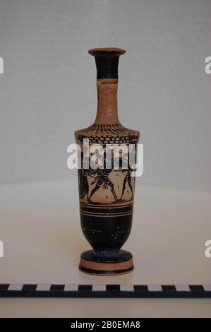 Attischer schwarz-figuriger, weißgemahlener Lekythos. Dekoration von Herakles, unterstützt von Athena, im Kampf mit 2 Kriegern (Kyknos und Ares). Unsinnige Aufschriften. Pholos Maler. Attischer schwarz gestalteter, weiß geschliffener Leckythos mit Darstellung von Herakles, der Athena mit Kyknos und Ares bekämpft. Im Feld Pseudoinschriften. Pholos-Maler, Vase, Lekythos, Steingut, Schwarz-Weiß-Boden, Attisch, 14,5 cm, Schwarz, Weißgrund, Attisch, Pholos Pai -475 Stockfoto