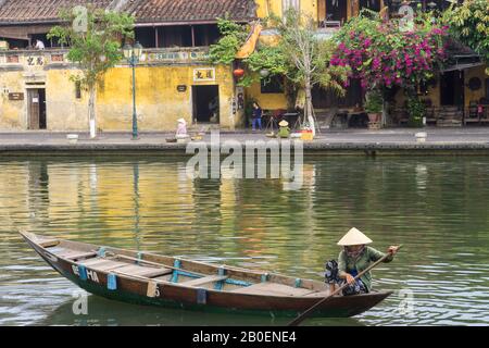 Hoi An Vietnam - vietnamesische Frau paddelt ein Boot auf dem Fluss in Hoi An, der antiken Stadt in Vietnam, Südostasien. Stockfoto