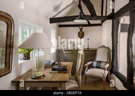 Schwedischer Essstuhl und englisches Fenster mit Tisch und Blick auf den Garten. Stockfoto