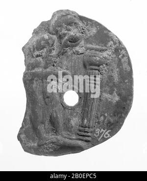 Fragment einer braun brünierten Öllampe. Der konkave Spiegel ist mit einem Bild eines alten Mannes verziert, der vor einer Säule steht, auf der eine Vase steht und seine Hand zum Kinn bringt. Das kleine Füllloch befindet sich zwischen dem Mann und der Säule, Öllampe, Steingut, Terrakotta, 0,4 x 5,2 x 4,4 cm, 1. Und 2. 1-200, Asien Stockfoto