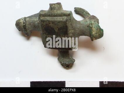 Fibeln aus Bronze. Quadratische Scheibe mit vier hervorstehenden Teilen. Dekoration in silberfarbenem und blauem Email, Fibeln, Brosche, Metall, Bronze, Email, 2,5 x 2,1 x 1,5 cm, Roman 300 Stockfoto