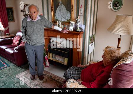 John Cox, 102, mit seiner Frau Joan, 97 in ihrem Haus in Lincoln, wo er einen Konmaneneinbrecher abkämpfte, der am Dienstag versuchte, Zugang zu erlangen. Stockfoto