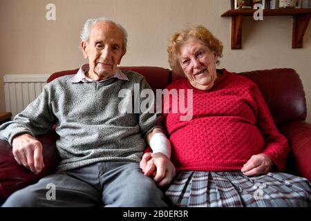 John Cox, 102, mit seiner Frau Joan, 97 in ihrem Haus in Lincoln, wo er einen Konmaneneinbrecher abkämpfte, der am Dienstag versuchte, Zugang zu erlangen. Stockfoto