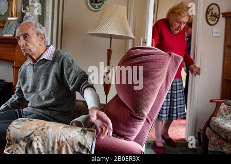 John Cox, 102, mit seiner Frau Joan, 97 in ihrem Haus in Lincoln, wo John einen Konmaneneinbrecher abkämpfte, der am Dienstag versuchte, Zugang zu erlangen. Stockfoto