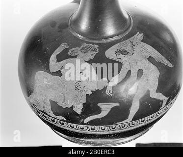 Attische rotfigurige Oinochoform 10 oder Epichyse. Dekoration der sitzenden Aphrodite mit Eros. Dazwischen Rhyton. Attikuläre rot-spitzen oinochoë bilden 10 oder Epichyse. Dekoration von Afrodite und Eros. In mittlerem Reimton., Vase, Steingut, rotfigurig, attisch, 18,2 cm, ø 10,9 cm, rotfigurig, Attisch -400 Stockfoto