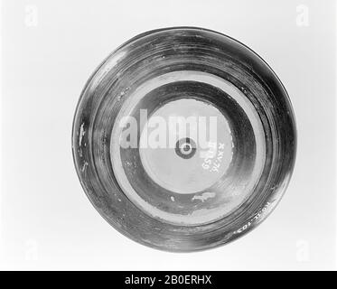 Mit schwarzer Glasur überzogene Schüssel oder pyxis mit Deckel im Dachgeschoss. Dachboden schwarz-verschachtelte überdachte Schüssel oder pyxis. Mit Deckel, auf dem ein ovaler Spitzknauf., Vase, pyxis, Steingut, schwarz lackiert, attisch, 11,6 cm, ø 9,4 cm, schwarz lackiert, Attisch -500 Stockfoto