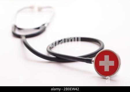 Gesundheitskonzept Schweiz. Medizinisches Stethoskop mit Landesflaggen Stockfoto