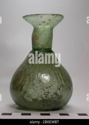 Flasche, Sprinkler, bilden geblasene Parfümsprinkler oder Tropper aus hellgrünem transparentem Glas. Die Flasche hat einen birnenförmigen Körper, der mit einem geblasenen geometrischen Muster aus konzentrischen Kreisen, Punkten und Rauten im Reliefformteil verziert ist. Der trichterförmige Hals ist abgesetzt und hat einen ausgestellten Mund mit einer unbearbeiteten, unregelmäßigen Lippe. Auf dem Übergang von Körper zu Hals ist eine Verengung auf der Innenseite des Halses vorgesehen, wodurch eine kleine kreisförmige Öffnung für den Tropfen von Parfüm, Flasche, Glas, Schimmelblasen, h entsteht. 11,5 cm, Durchm. 7,5 cm, Griechisch-römische Zeit, römische Kaiserzeit 3. Bis 4. Jahrhundert, Ägypten Stockfoto