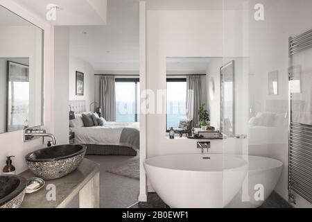 Luxuriöses Badezimmer mit Blick auf das Meer in Fistral. Stockfoto