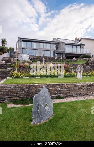 Statuen im terrassenförmigen Garten des renovierten Anwesen der 1960er Jahre in Fistral, Newquay Stockfoto