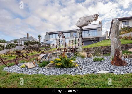 Statuen im terrassenförmigen Garten des renovierten Anwesen der 1960er Jahre in Fistral, Newquay Stockfoto