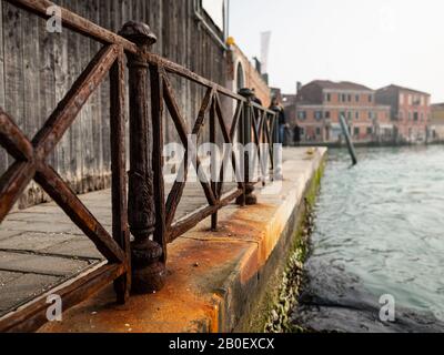 Alter rostiger Zaun in der Nähe des Kanals in Murano (Venedig, Italien) Stockfoto