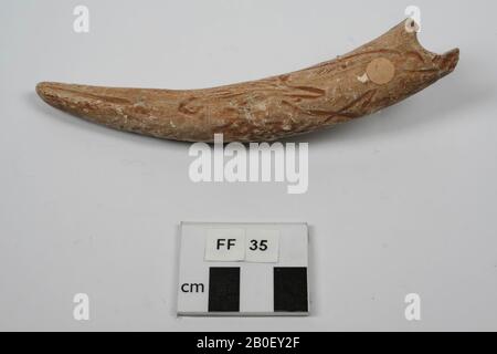 Gips aus einem Stück geschnitztem Knochen mit Ornamentik, Guss, geschnitztem Knochen, Gips, 14,5 x 3 cm, Vorgeschichte, Frankreich, unbekannt, unbekannt, Dordogne Stockfoto