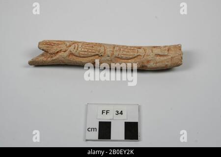 Gips aus einem geschnitzten Stück Knochen mit Ornamentik, Guss, geschnitztem Knochen, Gips, 13,2 x 2 cm, prähistorisch, Frankreich, unbekannt, Dordogne Stockfoto
