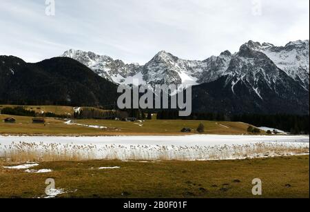 Mittenwald, Deutschland. Februar 2020. Der Schmalensee ist noch mit Eis bedeckt, dahinter erscheinen die Gipfel des Karwendels. Credit: Angelika Warmuth / dpa / Alamy Live News Stockfoto