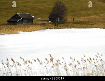 Mittenwald, Deutschland. Februar 2020. Spaziergänger passieren den eisbedeckten Schmalensee. Credit: Angelika Warmuth / dpa / Alamy Live News Stockfoto