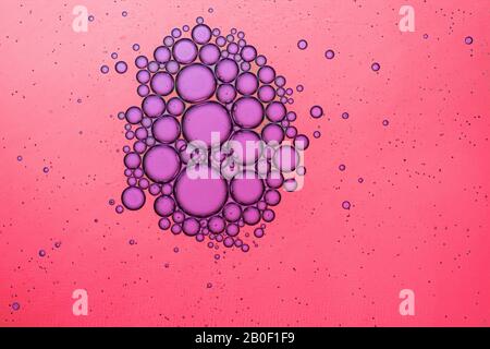 Rosa und violette Wasserblasen makro abstrakter Hintergrund Stockfoto